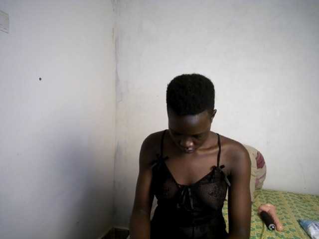Prettieme12 live cam on BongaCams