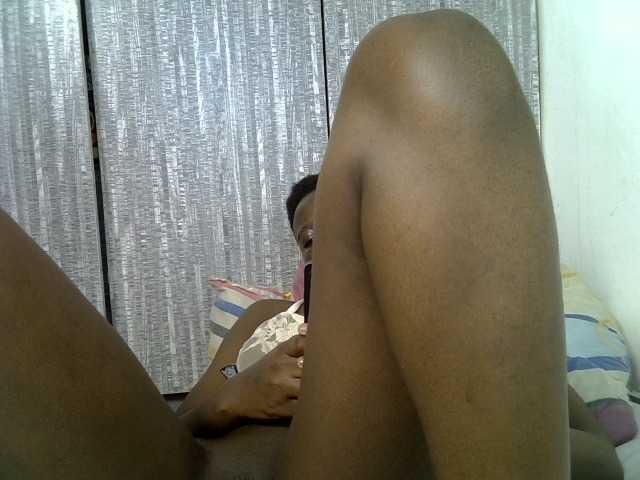 Prettieme12 live cam on BongaCams