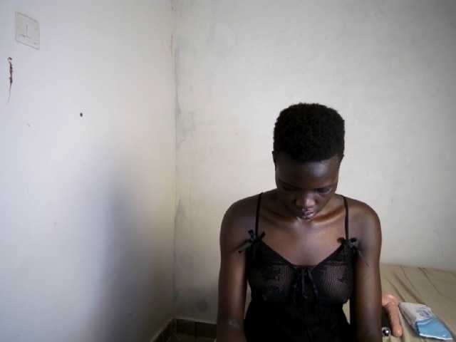 Prettieme12 live cam on BongaCams