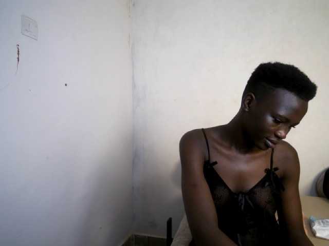 Prettieme12 live cam on BongaCams