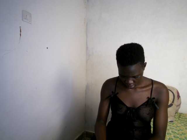 Prettieme12 live cam on BongaCams