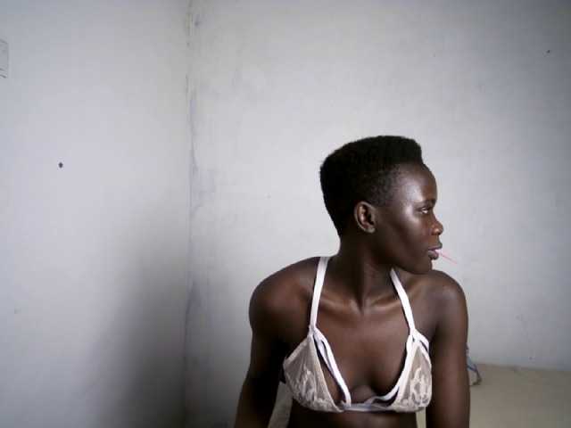 Prettieme12 live cam on BongaCams