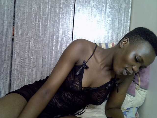 Prettieme12 live cam on BongaCams