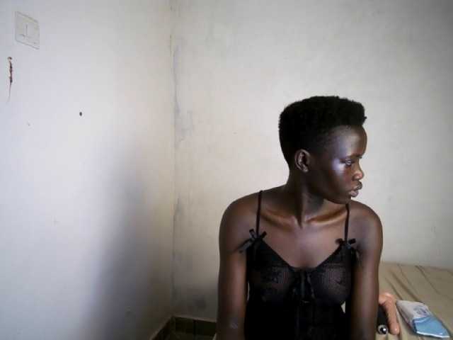Prettieme12 live cam on BongaCams