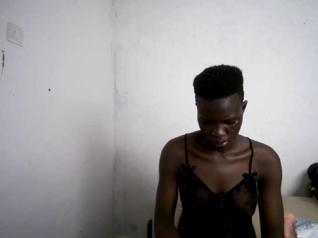 Prettieme12 live cam on BongaCams