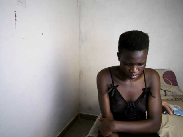 Prettieme12 live cam on BongaCams