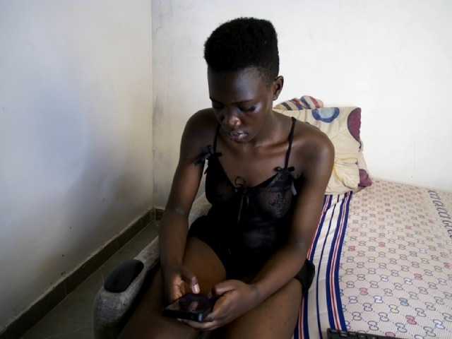 Prettieme12 live cam on BongaCams