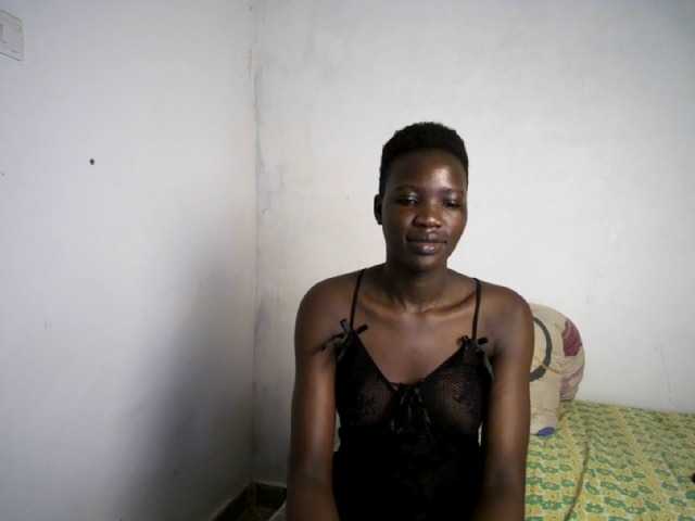 Prettieme12 live cam on BongaCams