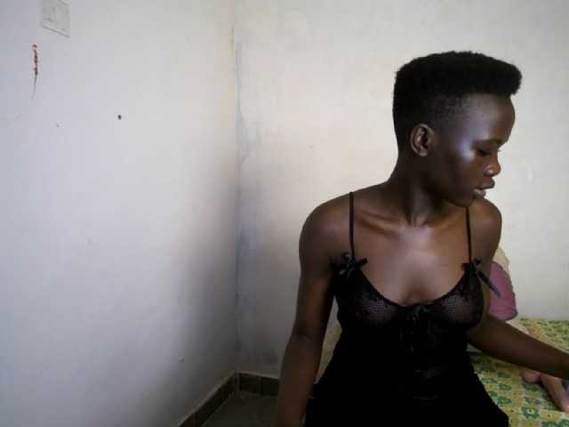 Prettieme12 live cam on BongaCams