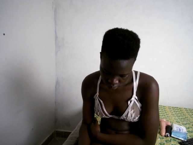 Prettieme12 live cam on BongaCams