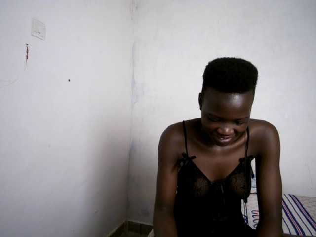 Prettieme12 live cam on BongaCams