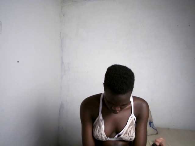 Prettieme12 live cam on BongaCams
