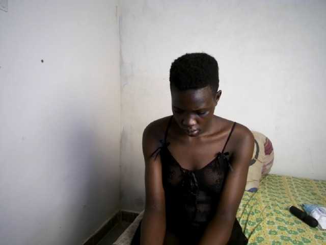 Prettieme12 live cam on BongaCams