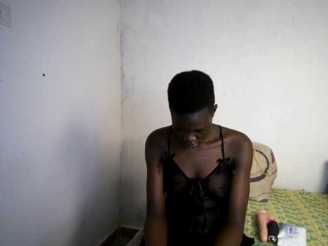 Prettieme12 live cam on BongaCams
