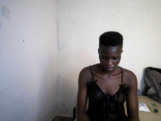 Prettieme12 live cam on BongaCams