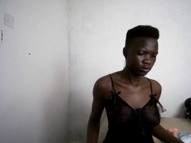Prettieme12 live cam on BongaCams