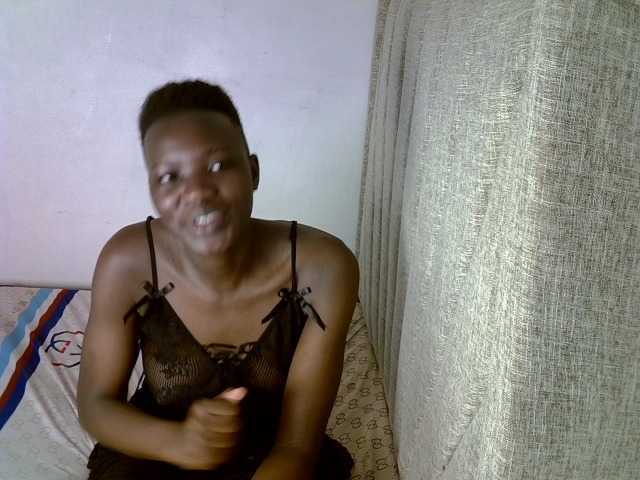 Prettieme12 live cam on BongaCams