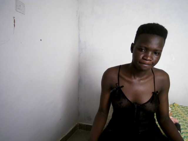 Prettieme12 live cam on BongaCams