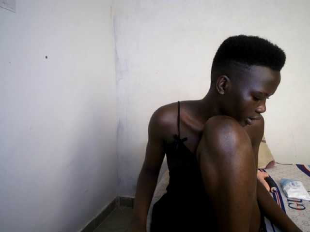 Prettieme12 live cam on BongaCams