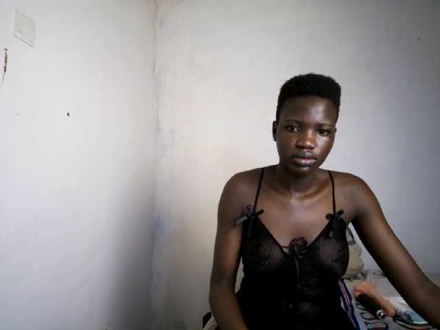 Prettieme12 live cam on BongaCams