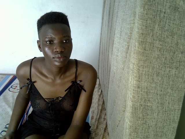 Prettieme12 live cam on BongaCams