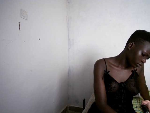 Prettieme12 live cam on BongaCams