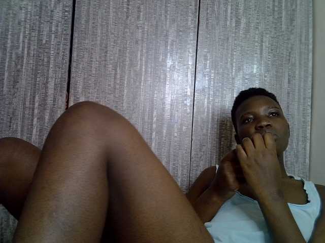 Prettieme12 live cam on BongaCams