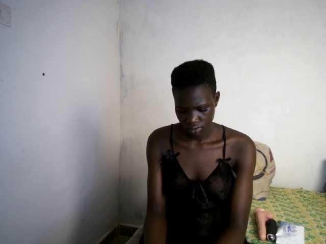 Prettieme12 live cam on BongaCams
