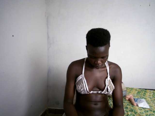 Prettieme12 live cam on BongaCams