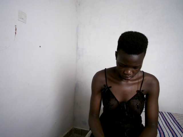 Prettieme12 live cam on BongaCams