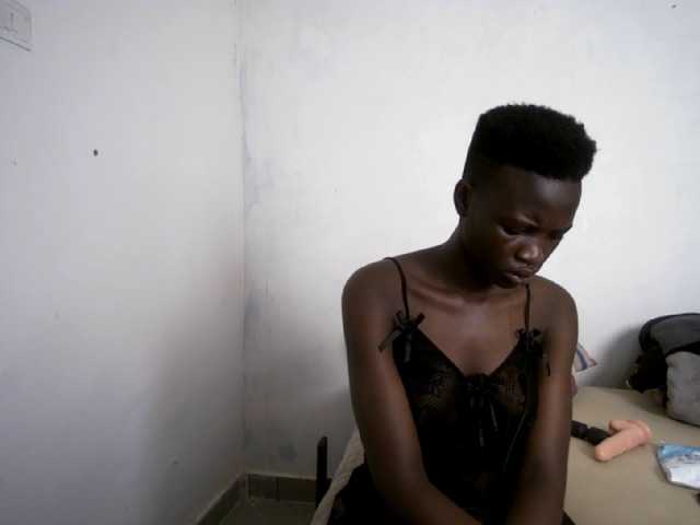 Prettieme12 live cam on BongaCams