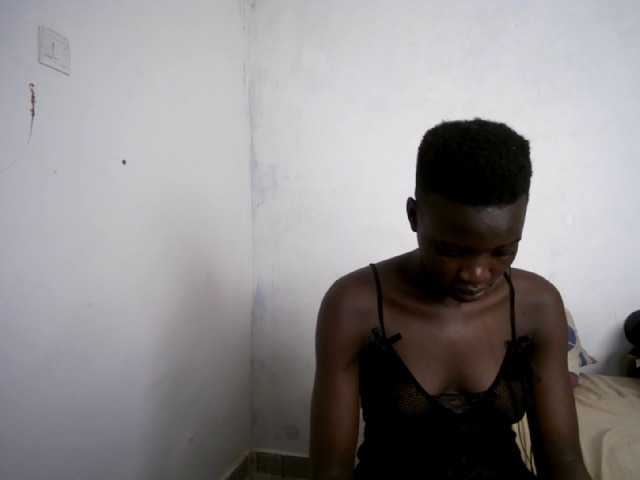 Prettieme12 live cam on BongaCams