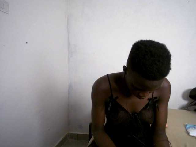 Prettieme12 live cam on BongaCams