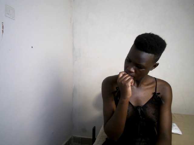 Prettieme12 live cam on BongaCams
