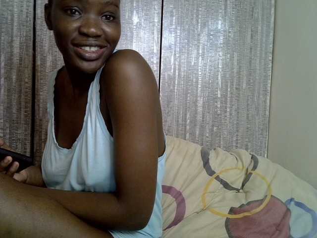 Prettieme12 live cam on BongaCams