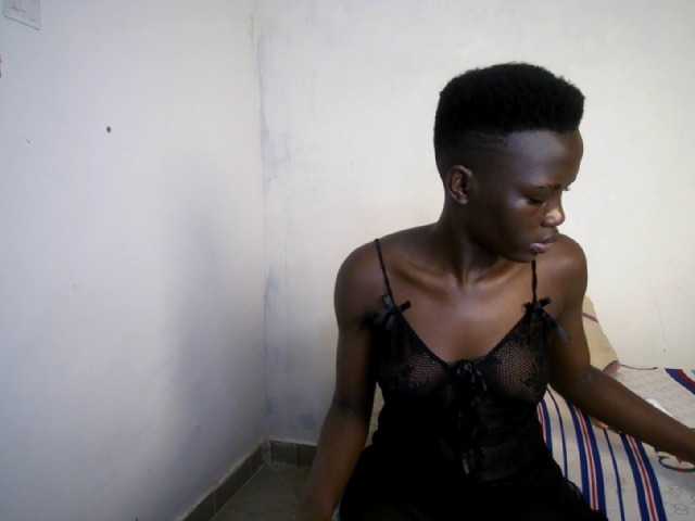 Prettieme12 live cam on BongaCams