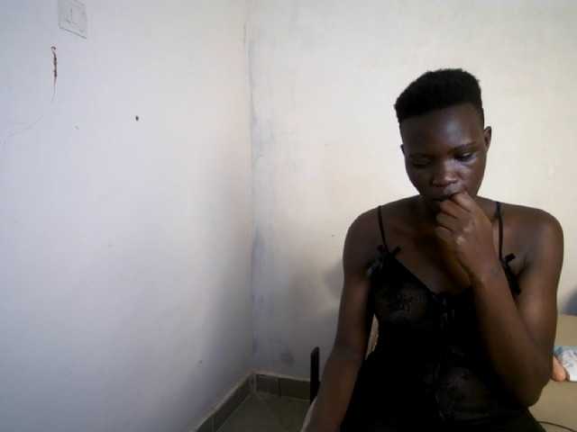 Prettieme12 live cam on BongaCams