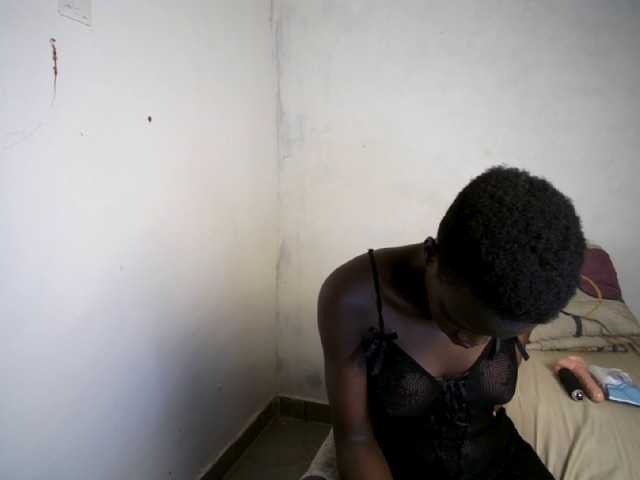 Prettieme12 live cam on BongaCams