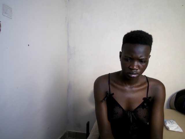 Prettieme12 live cam on BongaCams