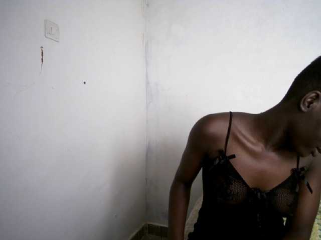 Prettieme12 live cam on BongaCams
