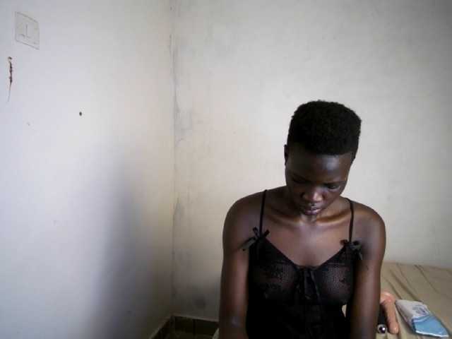 Prettieme12 live cam on BongaCams