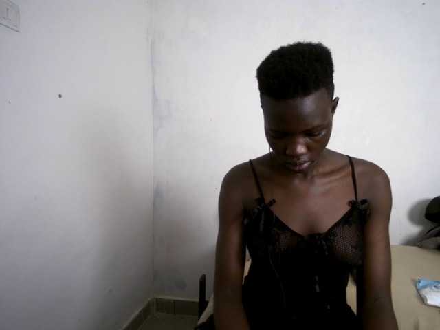Prettieme12 live cam on BongaCams