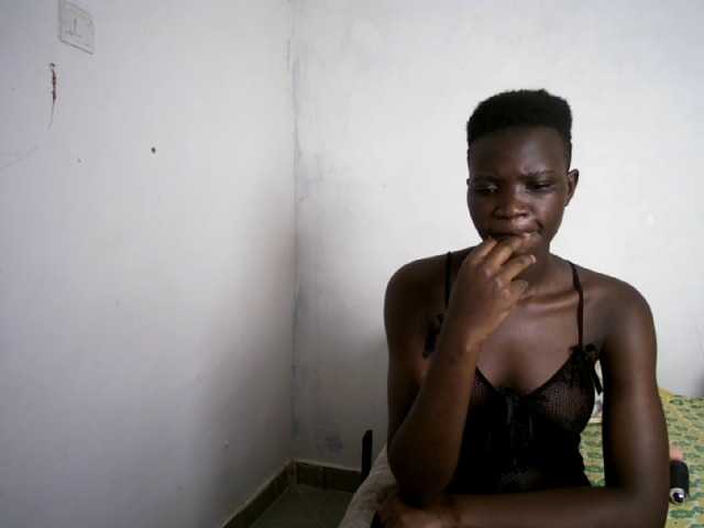 Prettieme12 live cam on BongaCams