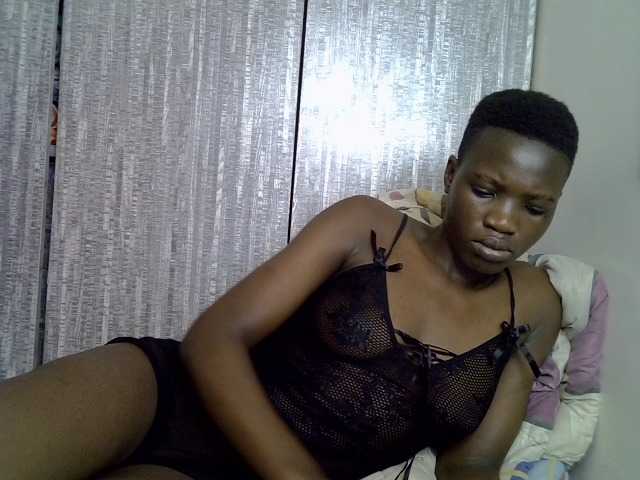 Prettieme12 live cam on BongaCams