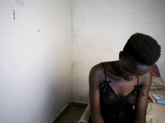Prettieme12 live cam on BongaCams