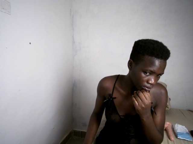 Prettieme12 live cam on BongaCams