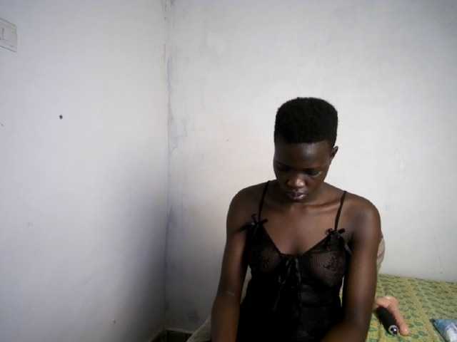 Prettieme12 live cam on BongaCams