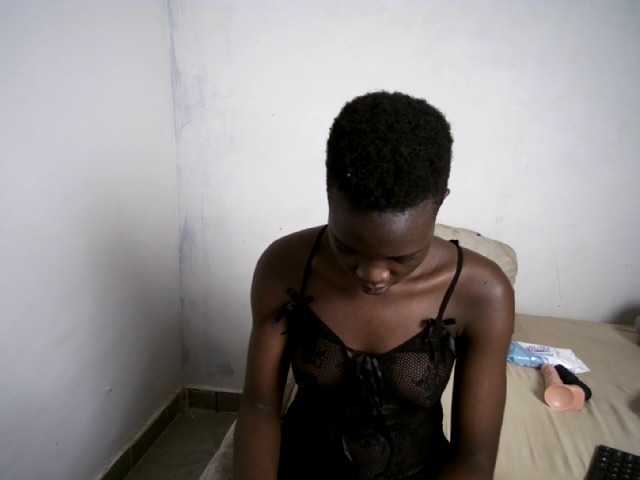 Prettieme12 live cam on BongaCams