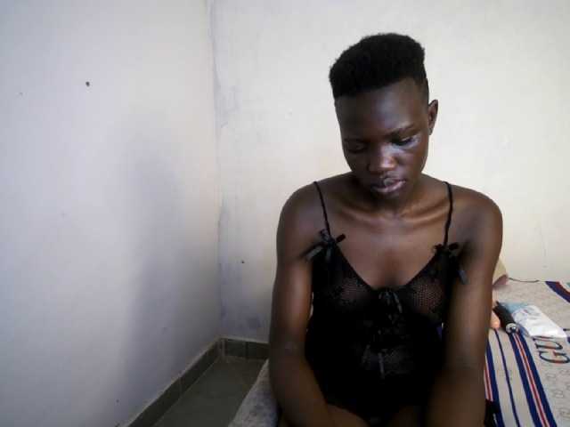 Prettieme12 live cam on BongaCams