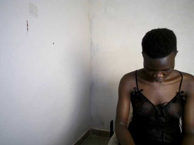 Prettieme12 live cam on BongaCams